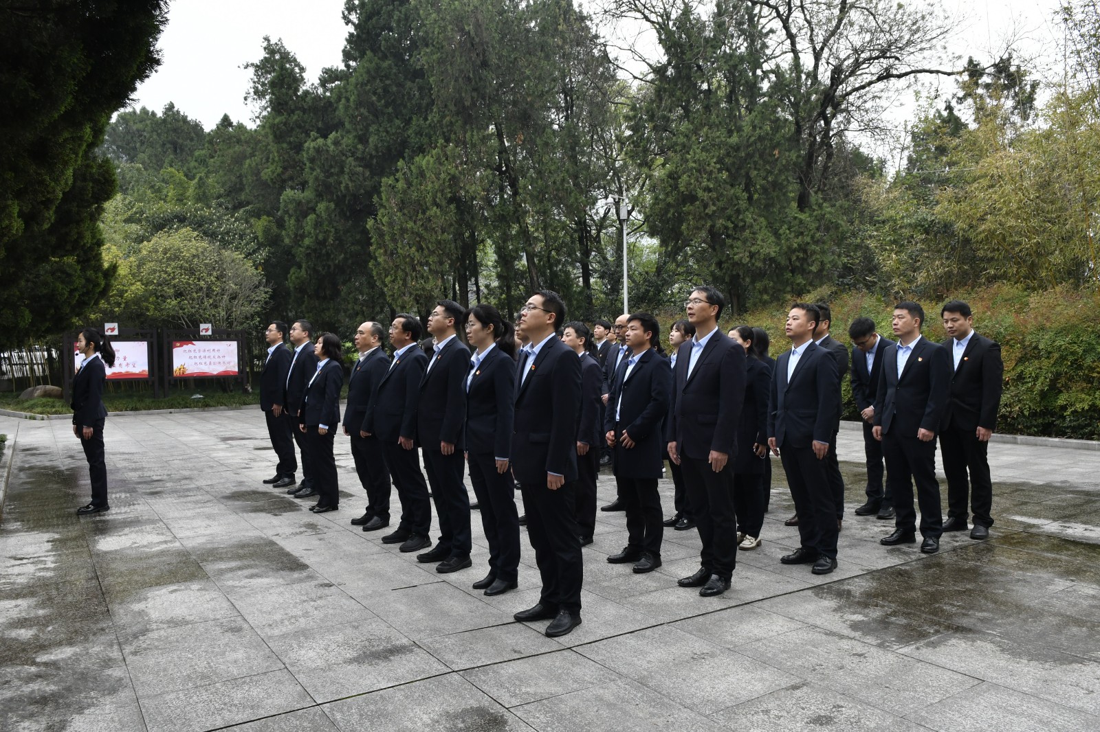 在鄂豫皖苏区首府烈士陵园开展缅怀英烈祭扫活动.JPG 在鄂豫皖苏区首府烈士陵园开展缅怀英烈祭扫活动.JPG